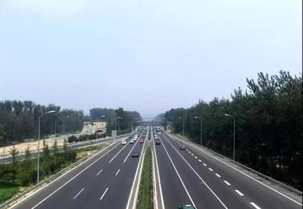 中止性踩油门的操作，能让我们在行驶时省油吗？